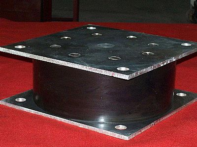 鄂州橡胶隔震支座模拟通常采用中间层隔震的形式
